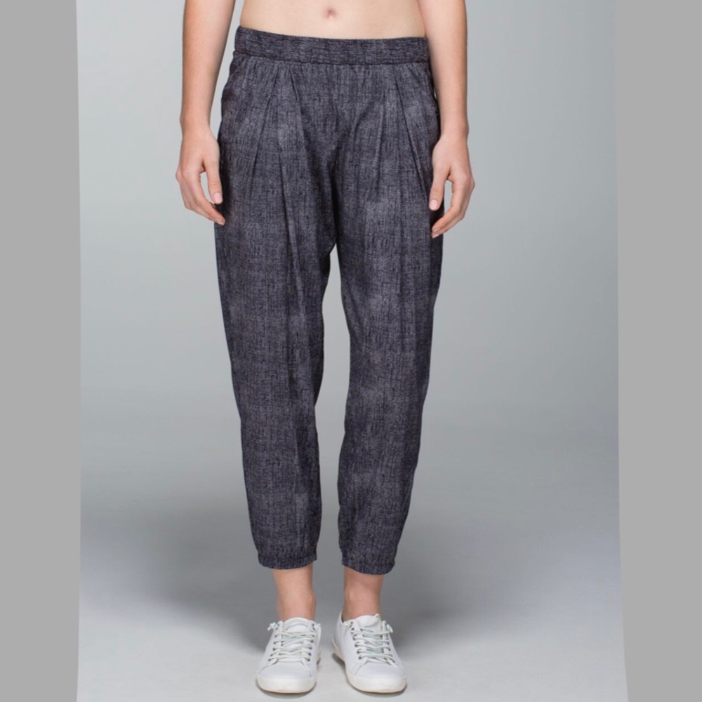 Lululemon Rollin' With My Omies Pant in Burlap Texture Black Dune / Black